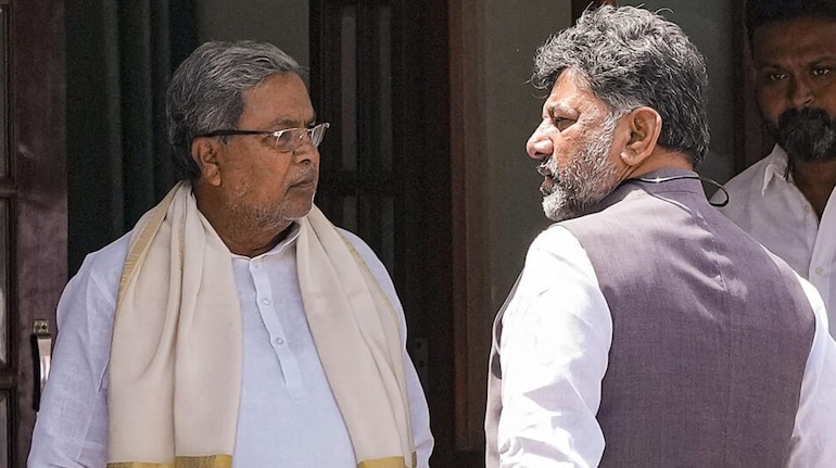 पिता राजनीतिक करियर के अंतिम पड़ाव पर'; सिद्धारमैया के बेटे यतींद्र ने  उत्तराधिकारी का बताया नाम, डीके शिवकुमार का आया बयान | Moneycontrol Hindi