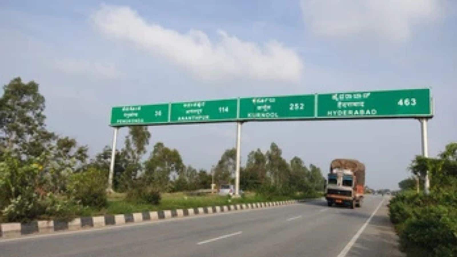 कभी नोटिस किया? हाइवे के बोर्ड हमेशा हरे क्यों होते हैं, नीले या लाल क्यों नहीं