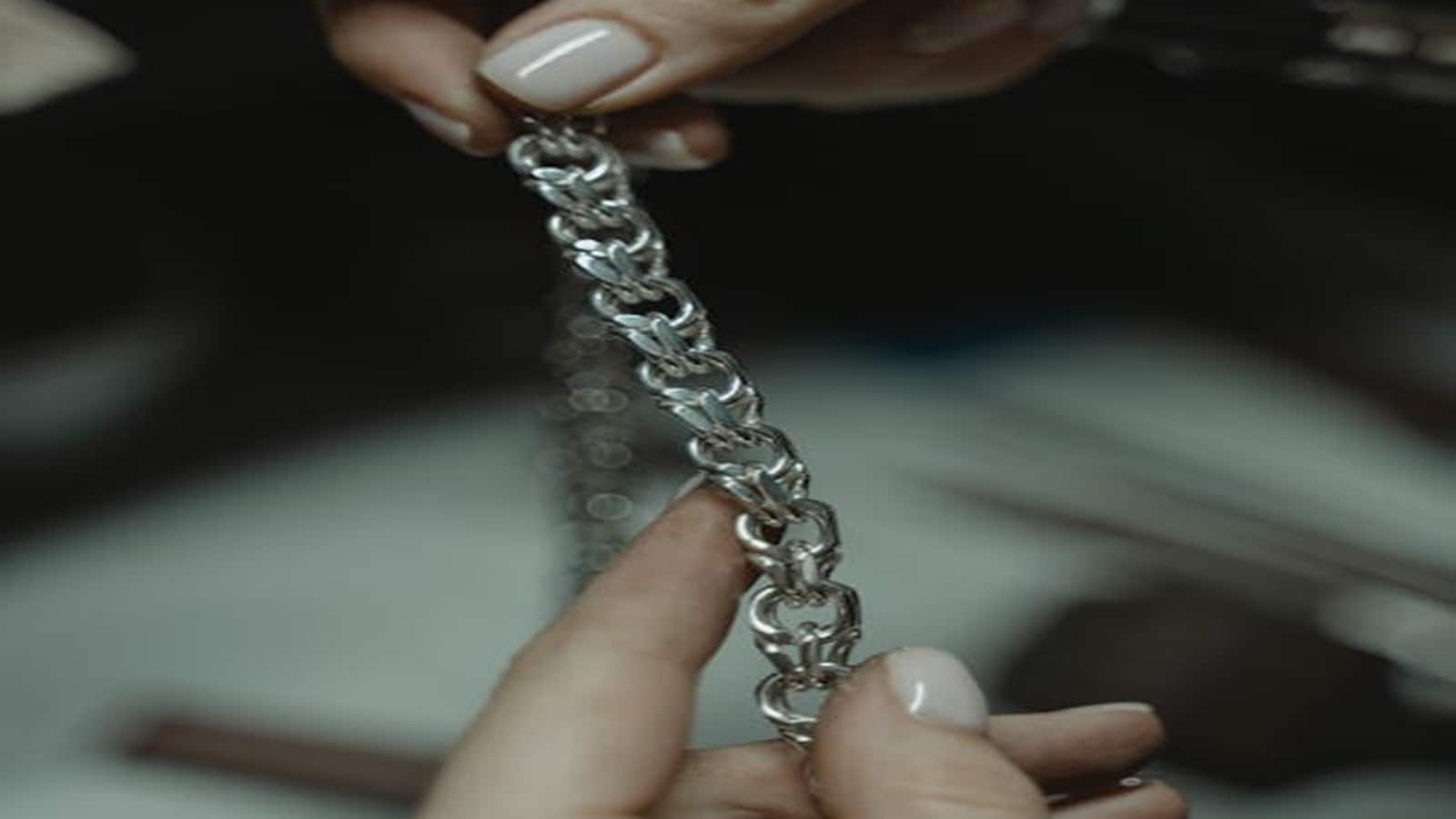 Silver Price after Diwali: चांदी फिर पड़ी नरम, दिवाली के अगले दिन इस भाव पर बिक रही देश के 10 बड़े शहरों में