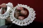 Silver Price Today: चांदी एक हफ्ते में ₹8000 सस्ती, धनतेरस पर डिमांड ने सोने को पछाड़ा