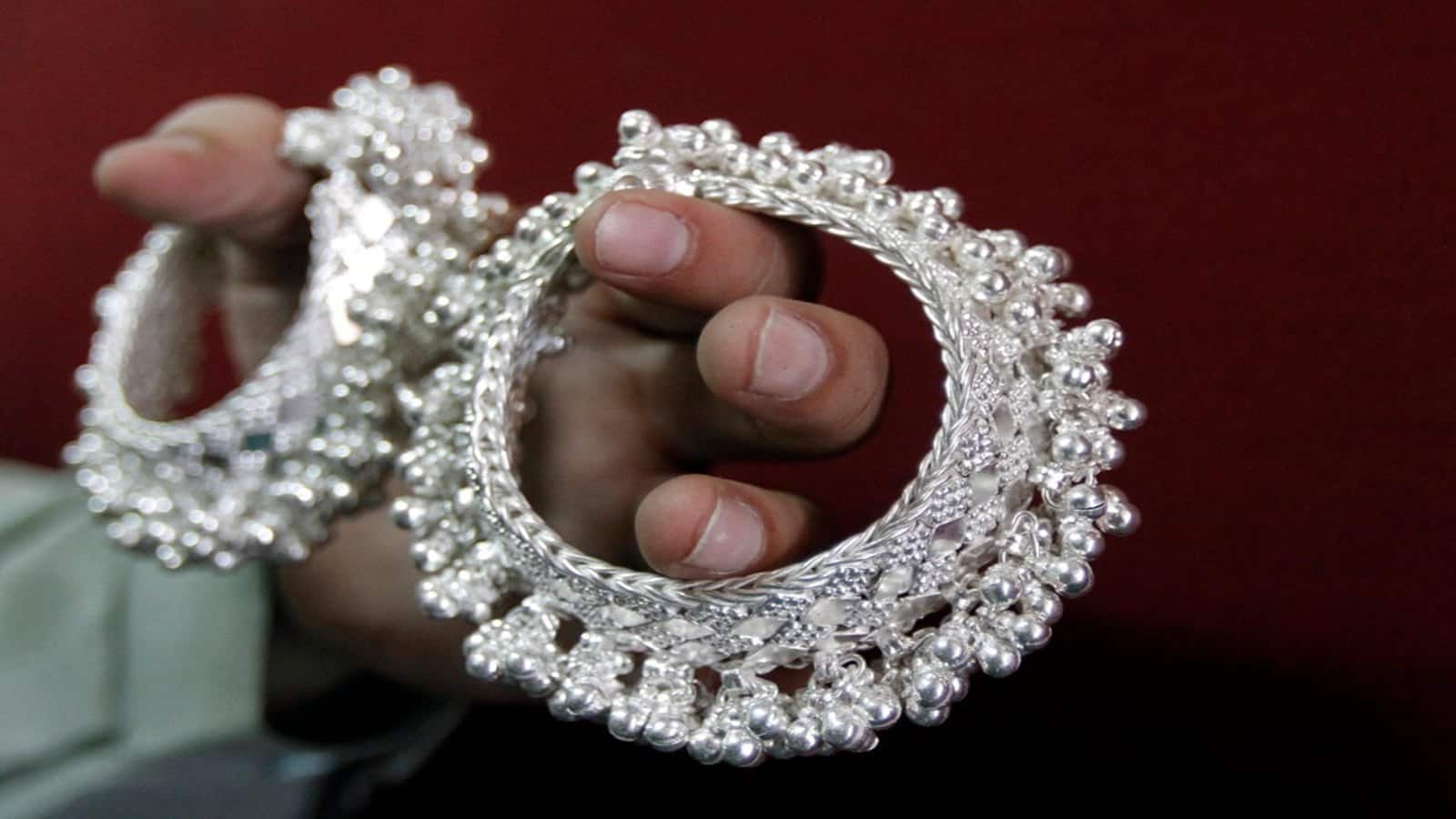 Silver Price Today: चांदी एक हफ्ते में ₹8000 सस्ती, धनतेरस पर डिमांड ने सोने को पछाड़ा