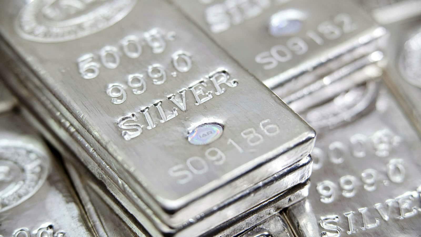 Silver Price Today: दशहरे के बाद चांदी को भी लगा झटका, MCX पर ₹2700 टूटा भाव
