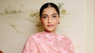 सोनम कपूर ने सोशल मीडिया पर अपनी बेहद प्यारी सी फोटोज को शेयर किया है।