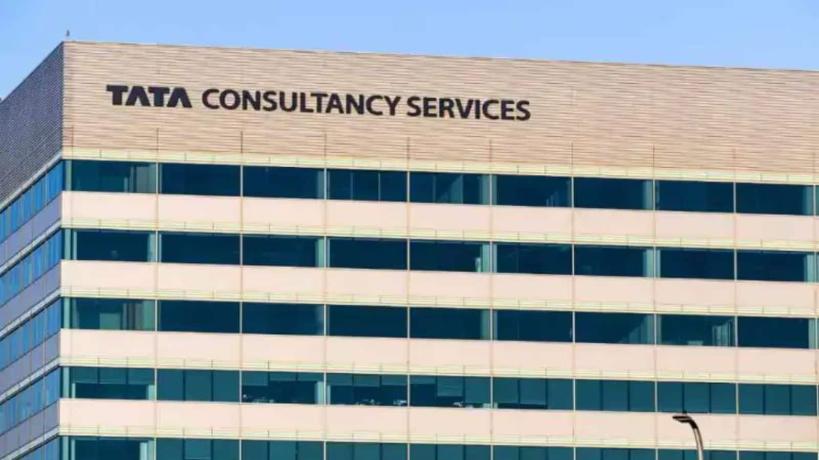 TCS Layoffs: छंटनी में शामिल कर्मचारियों को कंपनी दे रही 2 साल तक की सैलरी का ऑफर