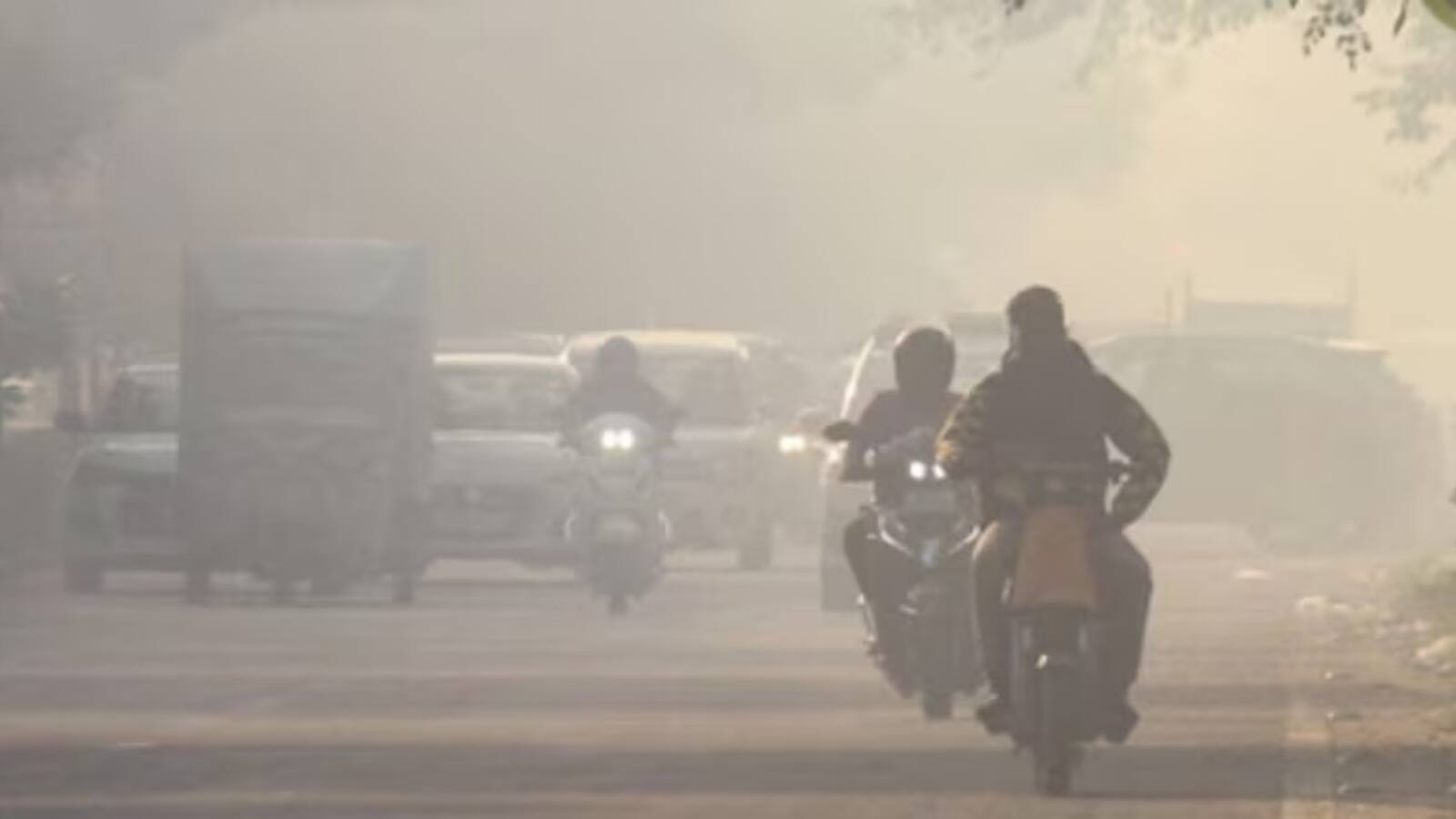 Delhi AQI: दिवाली के बाद दिल्ली-NCR में प्रदूषण का नया रिकॉर्ड, अधिकांश इलाके रेड जोन में