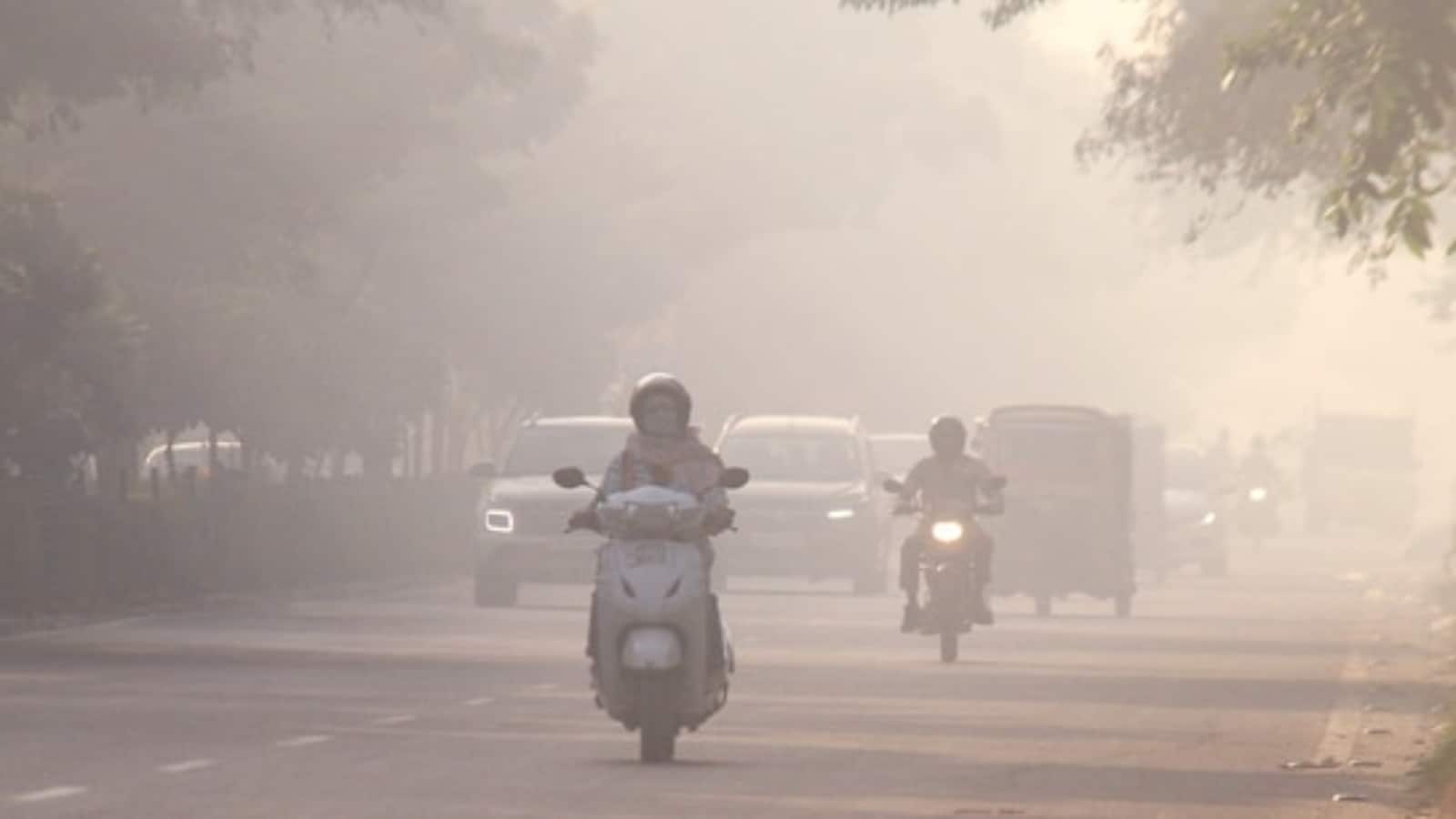 Delhi AQI: शनिवार सुबह दिल्ली की हवा में सुधार, फिर भी AQI ‘खराब’ श्रेणी में