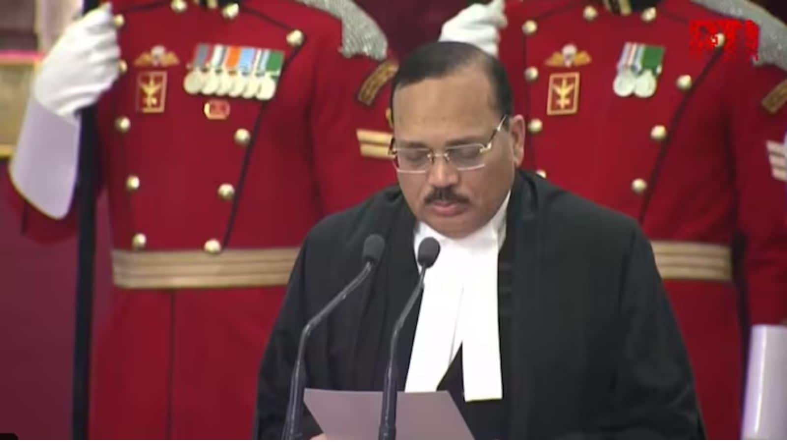 CJI Surya Kant: जस्टिस सूर्यकांत ने ली 53वें CJI के रूप में शपथ, Article 370 और पेगासस मामलों में निभा चुके है बड़ी भूमिका