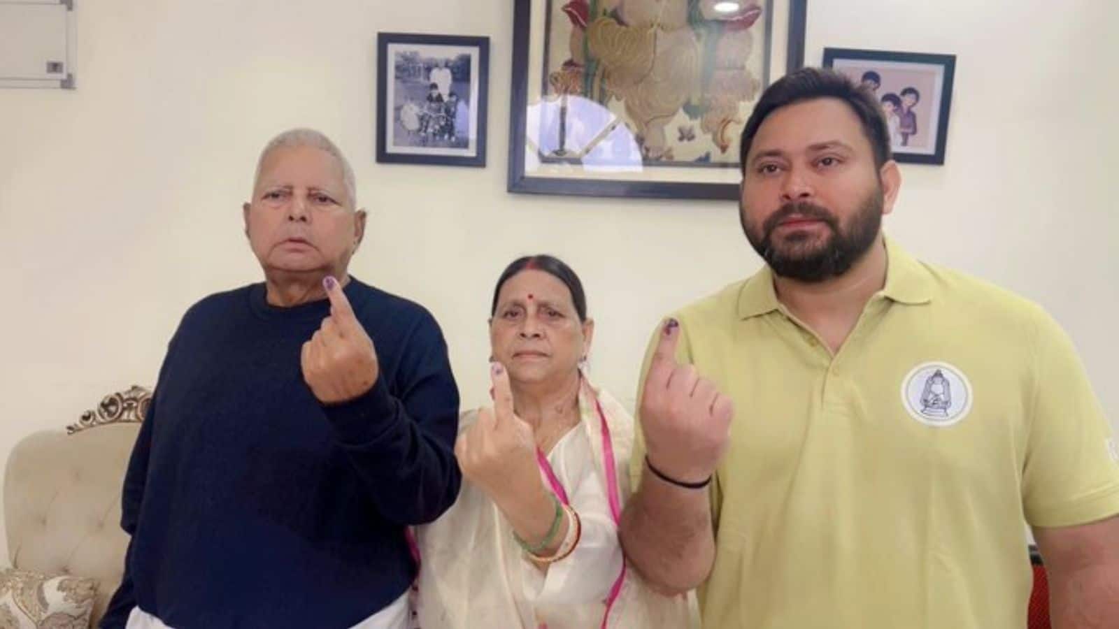 Lalu Prasad Yadav: 'तवे से रोटी पलटती रहनी चाहिए, नहीं तो जल जाएगी', लालू यादव ने वोट देने के बाद NDA के 20 साल के शासन पर कसा तंज Lalu Prasad Yadav: 'तवे से रोटी पलटती रहनी चाहिए, नहीं तो जल जाएगी', लालू यादव ने वोट देने के बाद NDA के 20 साल के शासन पर कसा तंज