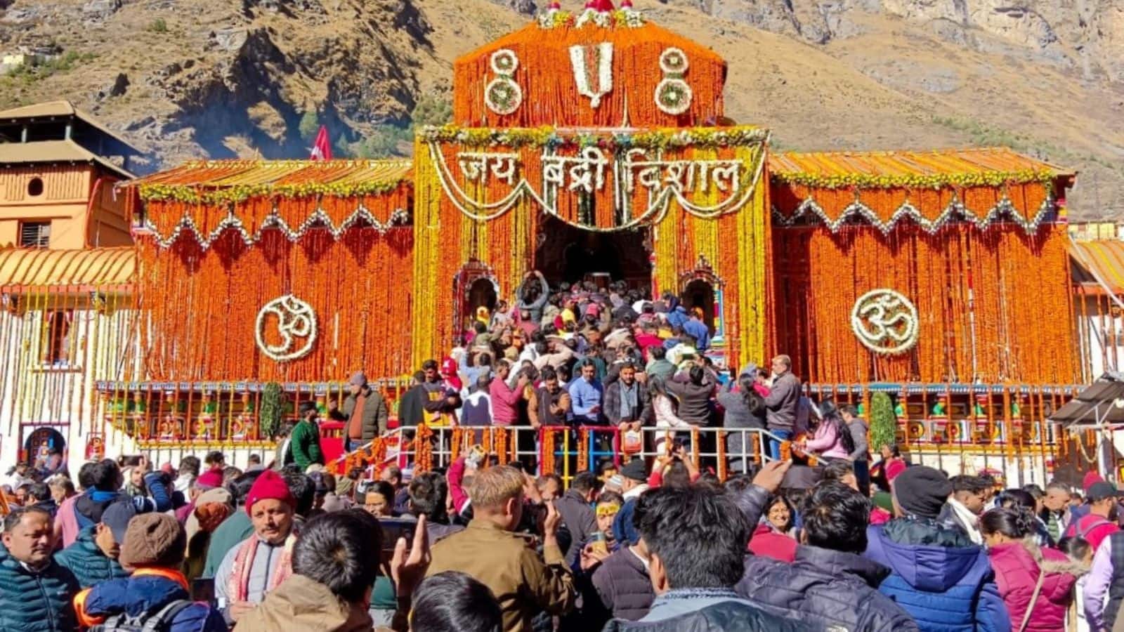 Badrinath Dham gate close: बद्रीनाथ धाम का भव्य पुष्प श्रृंगार, आज बंद होंगे बद्रीनाथ के कपाट, साक्षी बने हजारों श्रद्धालु