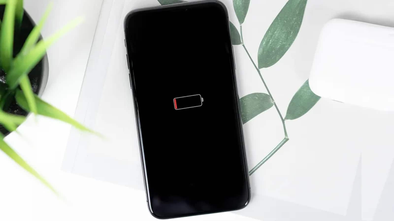 iPhone battery saving tips: जल्दी खत्म हो रही है आपके iPhone की बैटरी? इन 3 सेटिंग्स को बंद करके बढ़ाए लाइफ