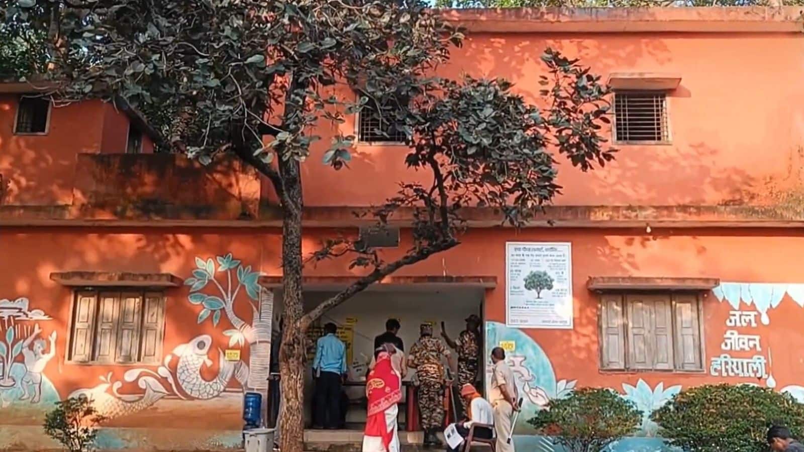 Bihar Chunav 2025: जहां 20 साल पहले नक्सली हमले में मारे गए थे 7 पुलिसवाले, बिहार के उसी गांव में हुई शांतिपूर्ण वोटिंग Bihar Chunav 2025: जहां 20 साल पहले नक्सली हमले में मारे गए थे 7 पुलिसवाले, बिहार के उसी गांव में हुई शांतिपूर्ण वोटिंग