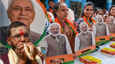 बिहार विधानसभा चुनाव 2025 में एनडीए के बहुमत हासिल करने की खबर मिलते ही पटना स्थित जदयू कार्यालय के बाहर माहौल पूरी तरह जश्न में बदल गया। 
