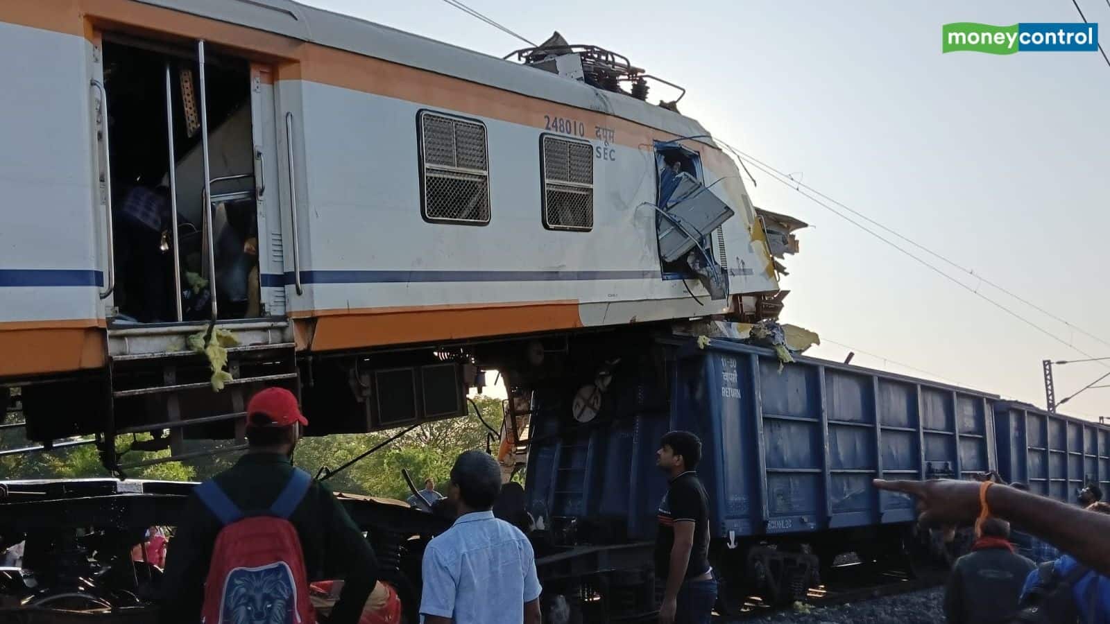 Bilaspur Train Accident: छत्तीसगढ़ के बिलासपुर में बड़ा ट्रेन हादसा! मालगाड़ी के ऊपर चढ़ी पैसेंजर ट्रेन, कई लोग घायल Bilaspur Train Accident: छत्तीसगढ़ के बिलासपुर में बड़ा ट्रेन हादसा! मालगाड़ी के ऊपर चढ़ी पैसेंजर ट्रेन, कई लोग घायल
