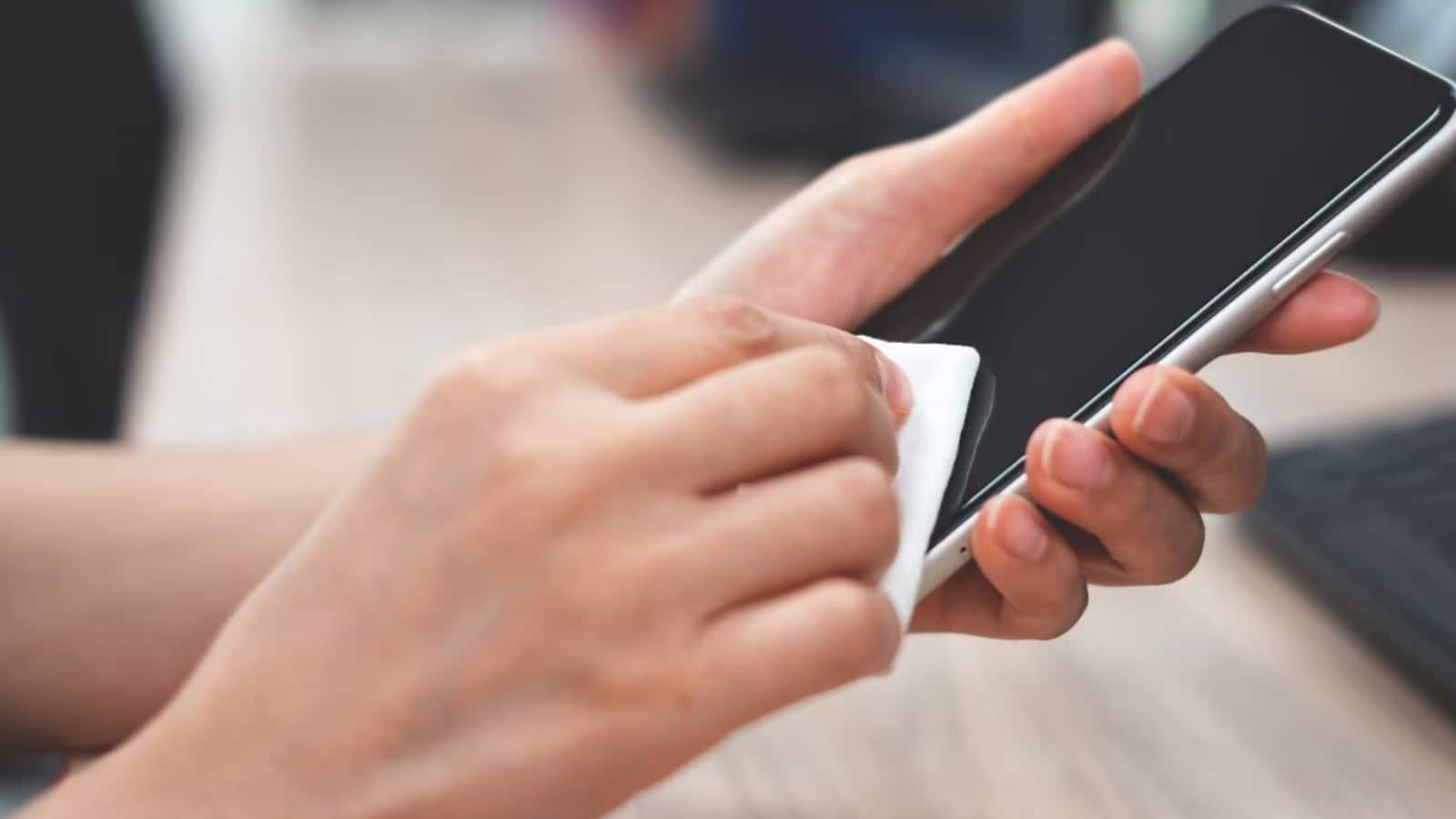 सफाई करने के बाद भी फोन की स्क्रीन क्यों हो जाती है खराब? जानें इसके पीछे की वजह सफाई करने के बाद भी फोन की स्क्रीन क्यों हो जाती है खराब? जानें इसके पीछे की वजह