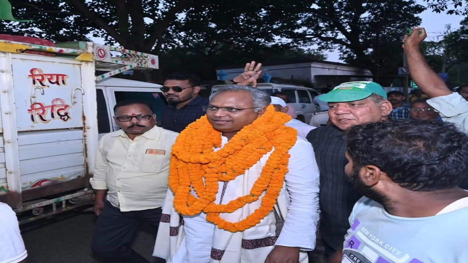 Bihar Result 2025: आईएएस से दिया इस्तीफा दिया तो लगा नीतीश ने चुना उत्तराधिकारी, लेकिन परदे के पीछे बने JDU की नैया के खिवैया Bihar Result 2025: आईएएस से दिया इस्तीफा दिया तो लगा नीतीश ने चुना उत्तराधिकारी, लेकिन परदे के पीछे बने JDU की नैया के खिवैया