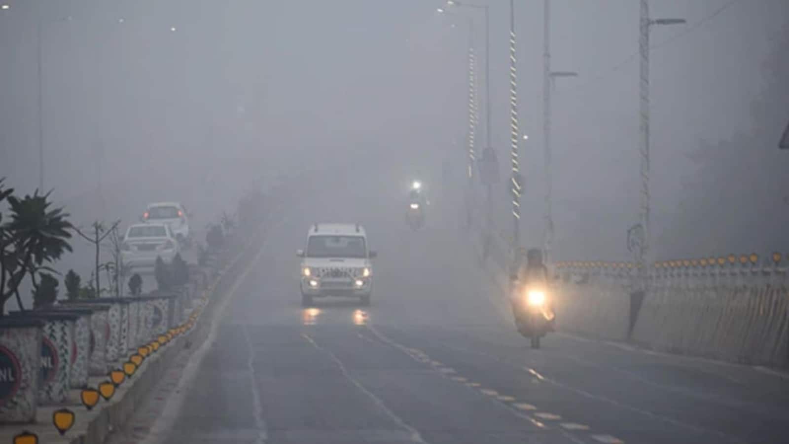 Delhi AQI: राजधानी में प्रदूषण चरम पर, AQI 391 पर पहुंचा, धुंध ने बढ़ाई चिंता