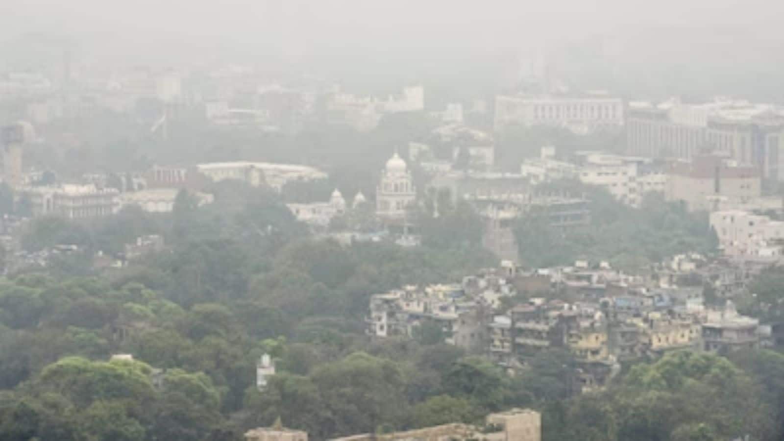 Delhi AQI: दिल्ली में प्रदूषण से हाल बेहाल, 324 पर 'बहुत खराब' श्रेणी में बना हुआ है AQI, इस सप्ताह और खतरनाक होगी हवा!
