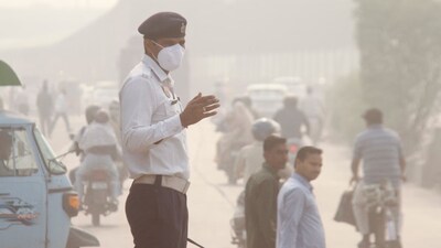 आज सुबह दिल्ली का औसत AQI 293 दर्ज किया गया, लेकिन कई इलाकों में यह 350 के करीब पहुंच गया है