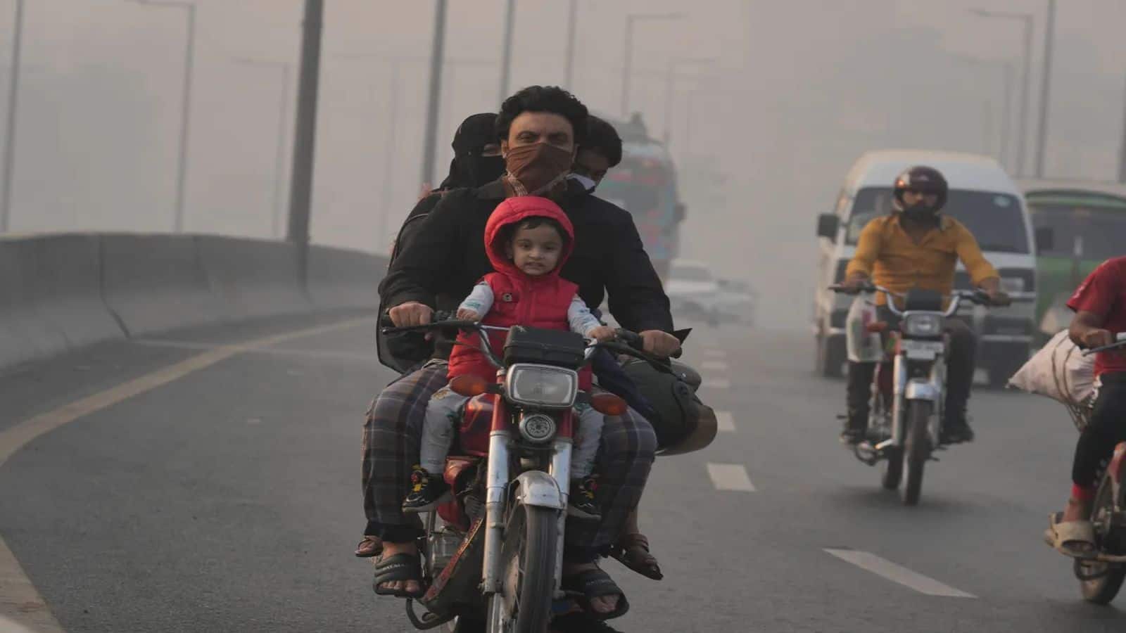 Delhi AQI: दिल्ली में प्रदूषण से जीना हुआ मुहाल, 'बहुत खराब' कैटेगरी में पहुंची राजधानी की हवा Delhi AQI: दिल्ली में प्रदूषण से जीना हुआ मुहाल, 'बहुत खराब' कैटेगरी में पहुंची राजधानी की हवा