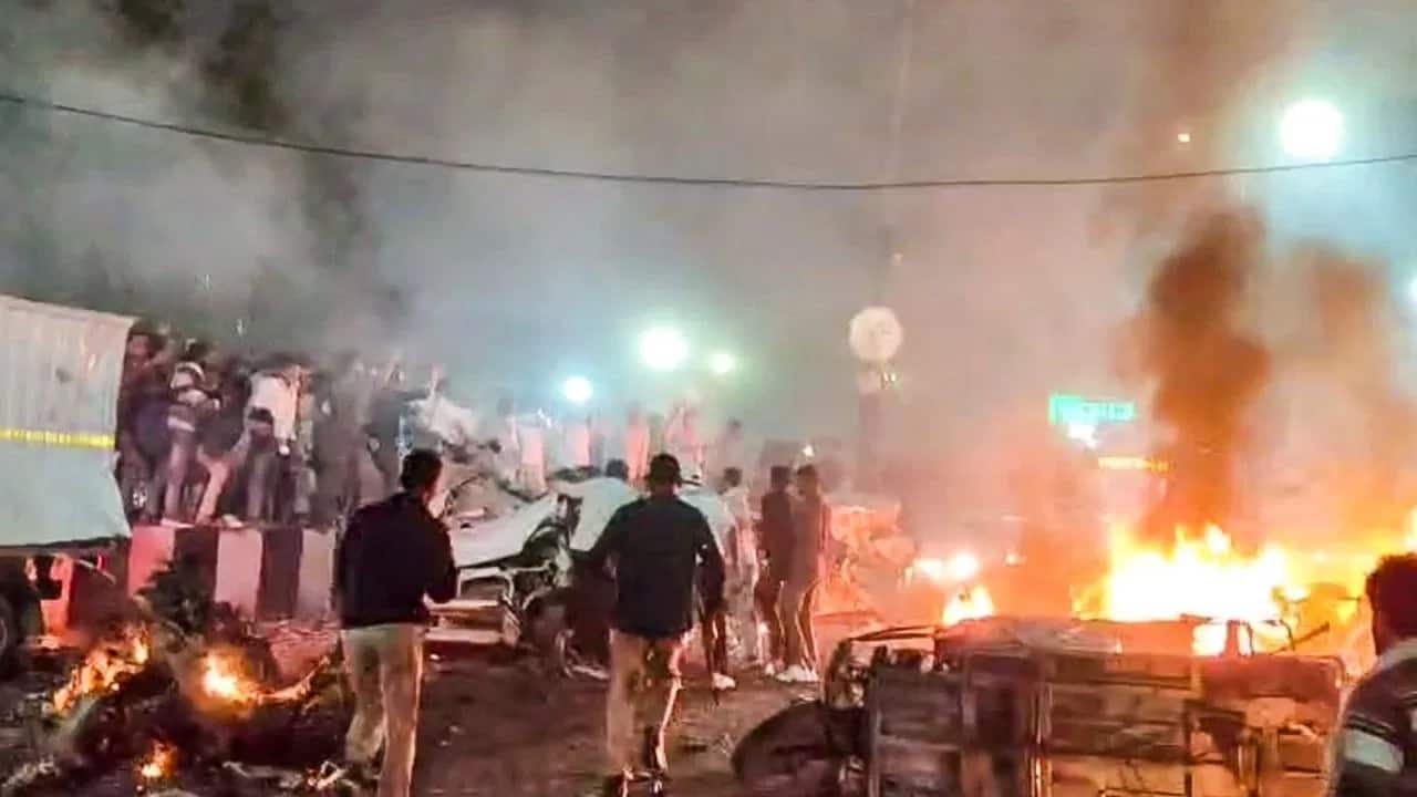 Delhi Blast: लाल किला ब्लास्ट आतंकी हमला! चलती गाड़ी में हुआ धमाका...हिरासत में एक संदिग्ध Delhi Blast: लाल किला ब्लास्ट आतंकी हमला! चलती गाड़ी में हुआ धमाका...हिरासत में एक संदिग्ध