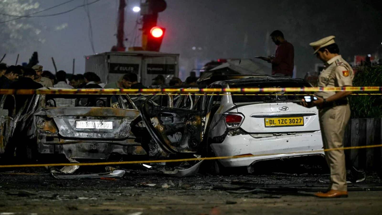 Delhi Blast: दिल्ली ब्लास्ट की भयावह तस्वीर! विस्फोट स्थल से 300 मीटर दूर टीन शेड पर मिला कटा हुआ हाथ