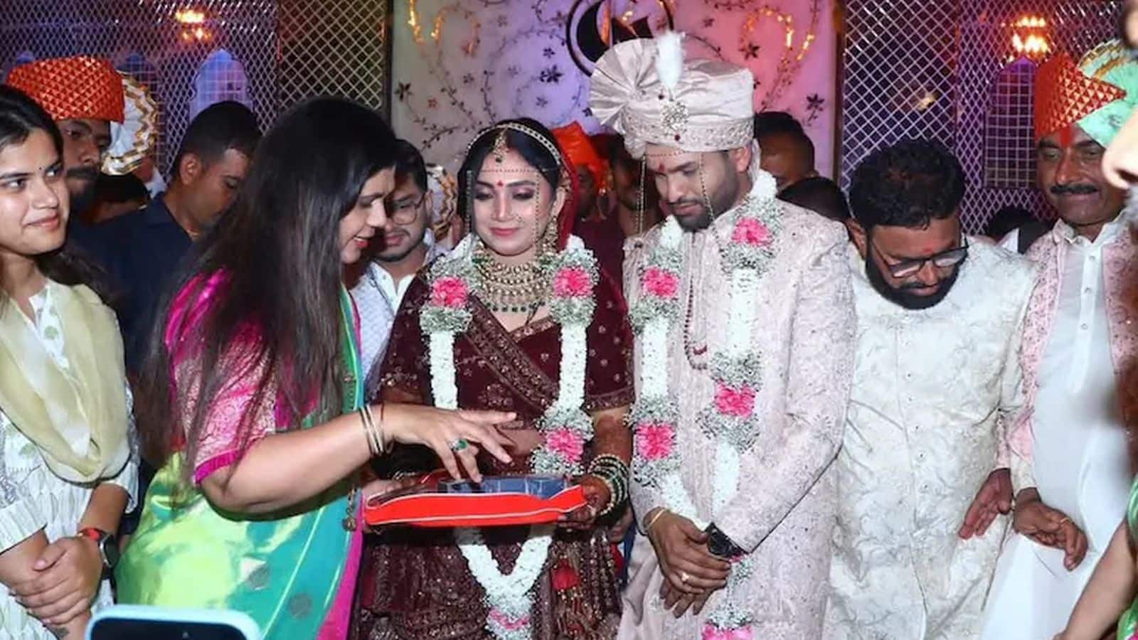 Maharashtra News: महाराष्ट्र की मंत्री के PA की पत्नी ने की आत्महत्या, परिवार ने उत्पीड़न का लगाया आरोप Maharashtra News: महाराष्ट्र की मंत्री के PA की पत्नी ने की आत्महत्या, परिवार ने उत्पीड़न का लगाया आरोप