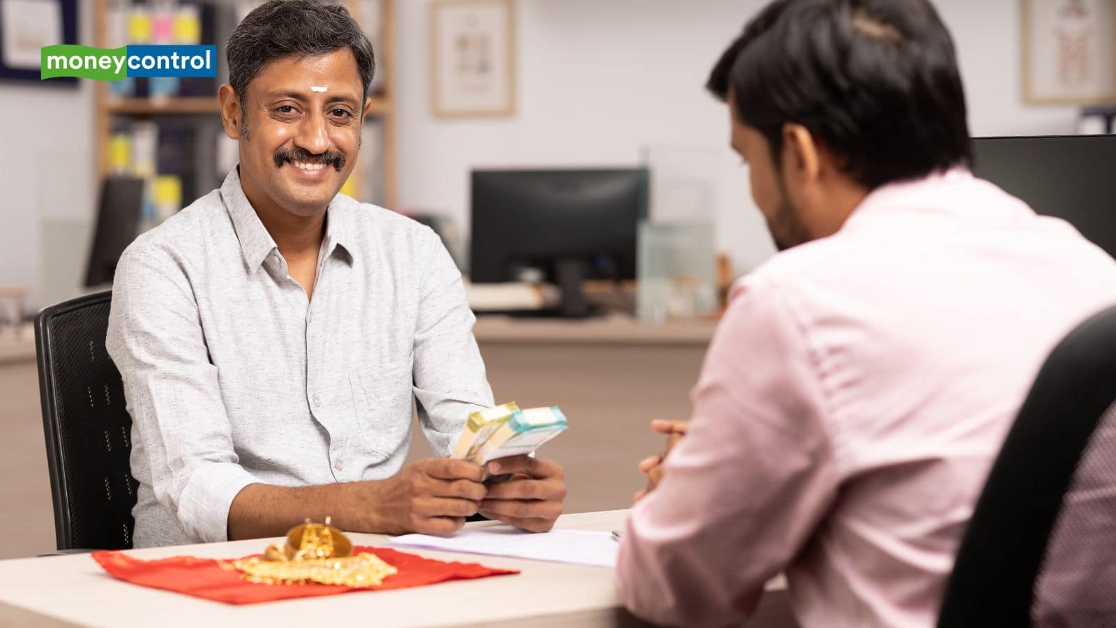 Muthoot Finance Q2 Results: गोल्ड लोन देने वाली कंपनी का मुनाफा 87% उछला, शेयरों पर रहेगी नजर Muthoot Finance Q2 Results: गोल्ड लोन देने वाली कंपनी का मुनाफा 87% उछला, शेयरों पर रहेगी नजर