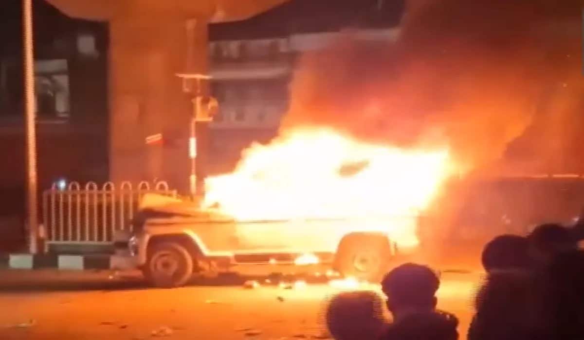 Bihar: दूसरे चरण के वोटिंग के पहले गोपालगंज में भड़की हिंसा! भीड़ ने पुलिस की गाड़ी में लगाई आग, जानें पूरा मामला