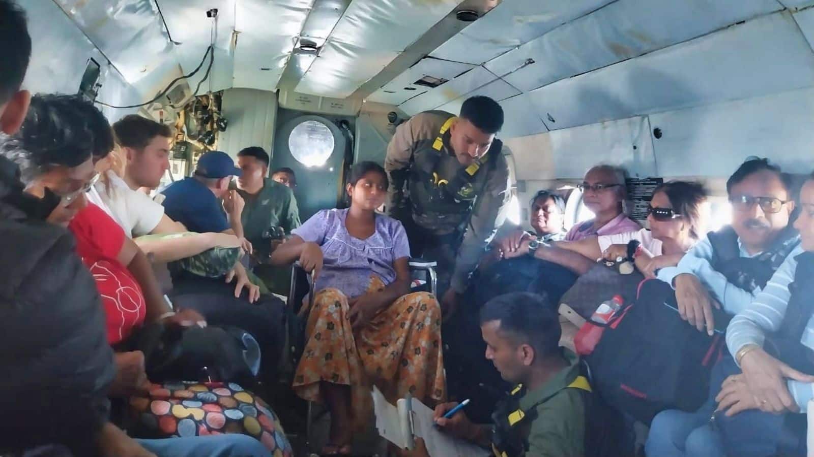 Cyclone Ditwah: श्रीलंका में भारतीय वायु सेना ने पाकिस्तानी नागरिक सहित कई देशों के लोगों को बचाया Cyclone Ditwah: श्रीलंका में भारतीय वायु सेना ने पाकिस्तानी नागरिक सहित कई देशों के लोगों को बचाया