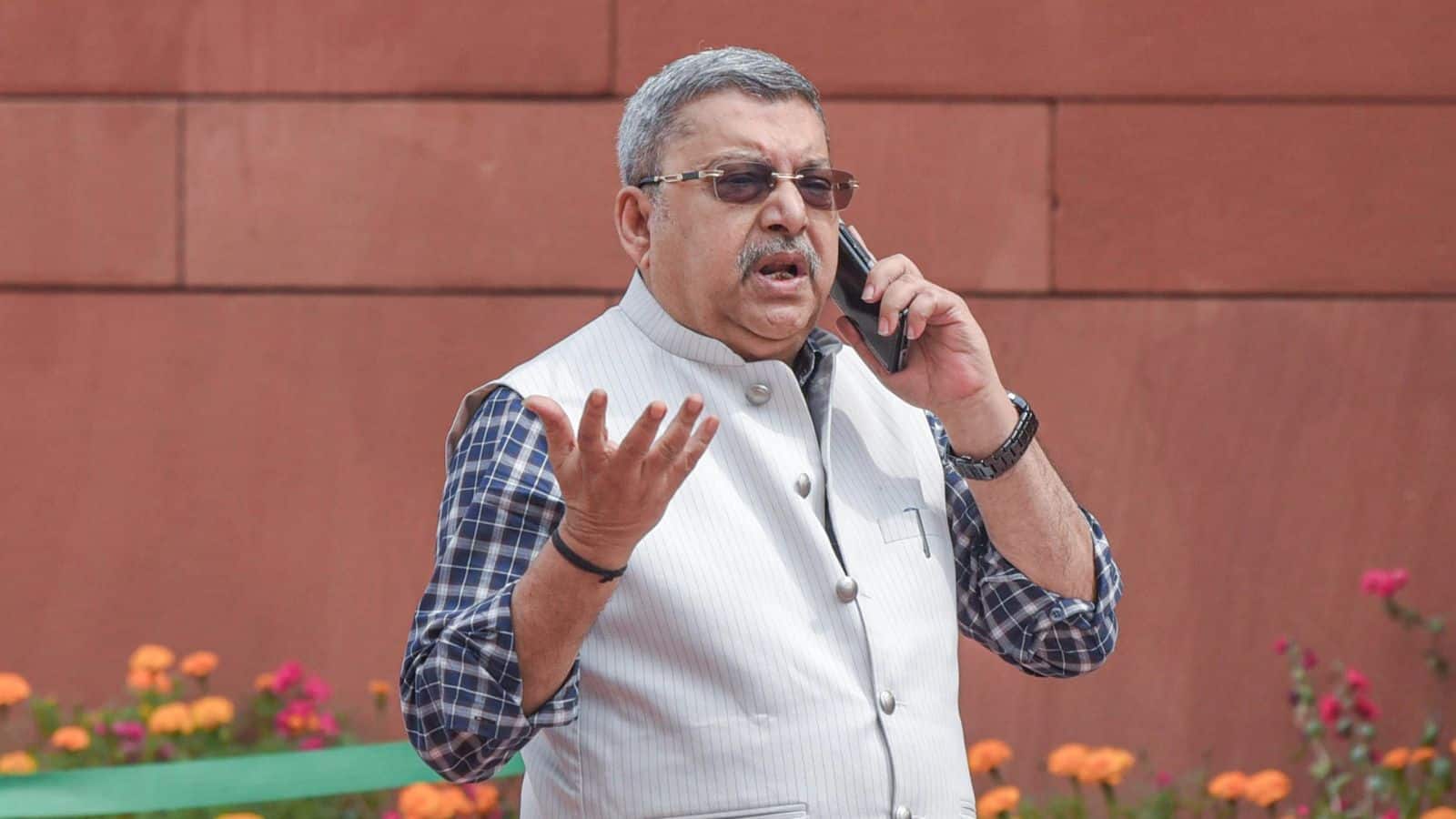 TMC सांसद कल्याण बनर्जी हुए ऑनलाइन ठगी का शिकार! स्कैमर ने KYC के जरिए खाते से उड़ाए ₹55 लाख! TMC सांसद कल्याण बनर्जी हुए ऑनलाइन ठगी का शिकार! स्कैमर ने KYC के जरिए खाते से उड़ाए ₹55 लाख!