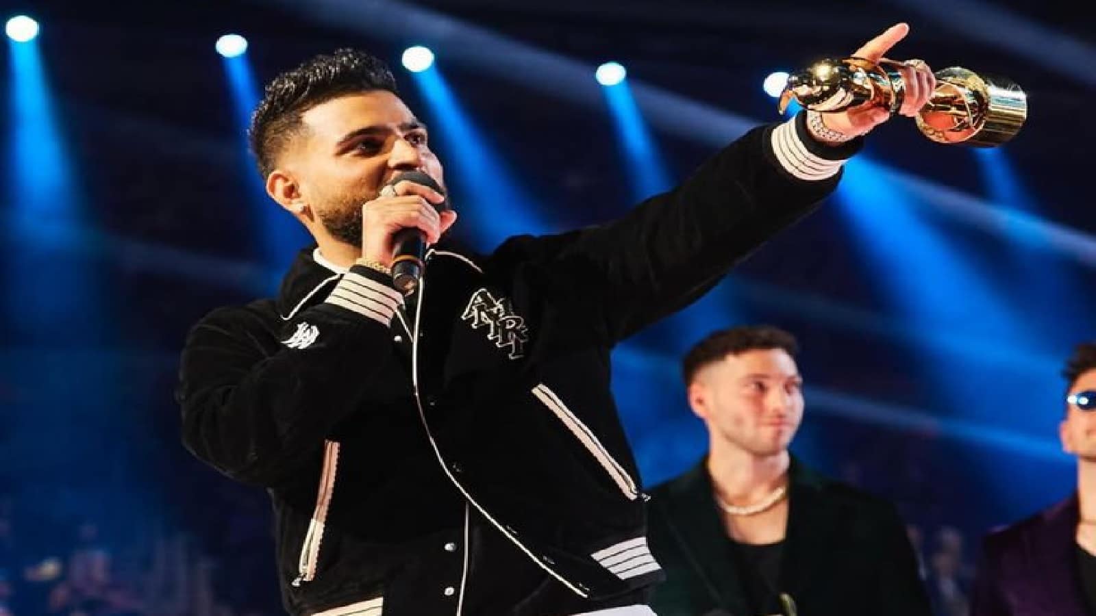 Karan Aujla पर कॉन्सर्ट के बीच फैन ने उछाली टी-शर्ट, तो सिंगर ने किया कुछ ऐसा कि सोशल मीडिया में हो गया वायरल