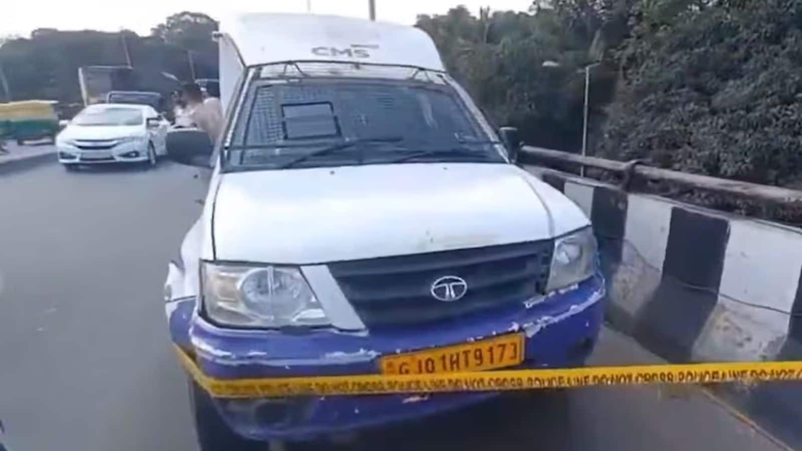 बेंगलुरु में दिनदहाड़े बड़ी लूट! बदमाशों ने आयकर अधिकारी बन कैश वैन को रोका, सरेआम 7 करोड़ रुपये लेकर फरार