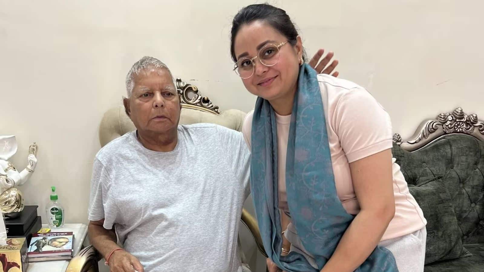 'कल मम्मी-पापा भी रो रहे थे' भावुक हुईं लालू की बेटी रोहिणी, कहा- पिताजी हमेशा हमारे साथ हैं