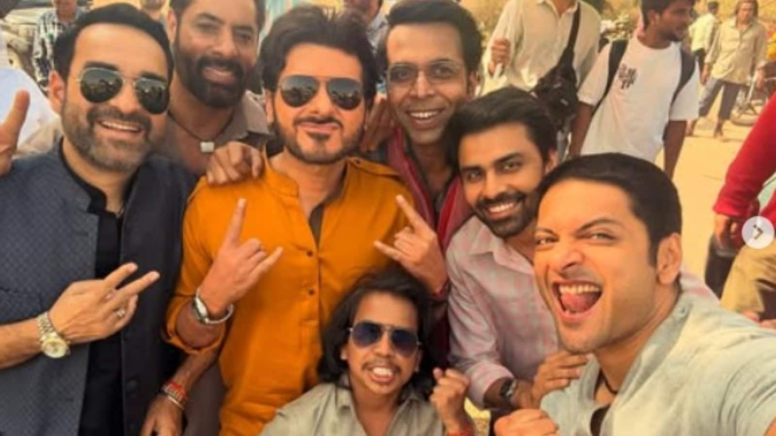 Mirzapur The Film: 'मिर्जापुर द फिल्म' के सेट से कालीन भैया की ग्रुप फोटो हुई वायरल, तस्वीर देख फैंस की बढ़ी एक्साइटमेंट