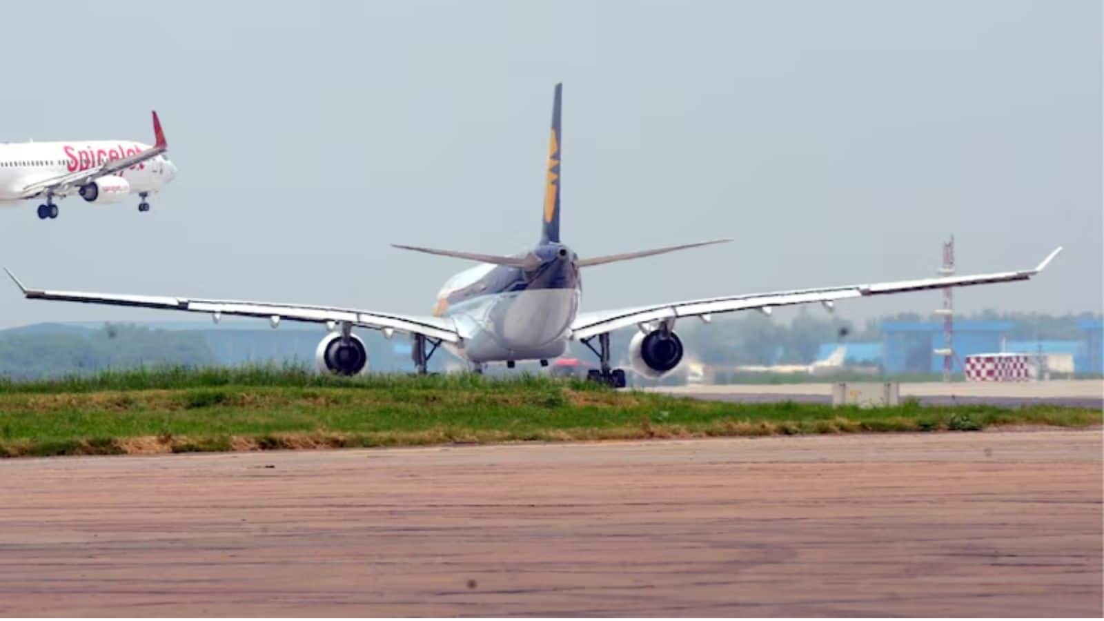 Delhi Airport: गलती से टेक-ऑफ रनवे पर उतरा अफगान विमान, दिल्ली एयरपोर्ट पर बड़ा हादसा होते-होते बचा Delhi Airport: गलती से टेक-ऑफ रनवे पर उतरा अफगान विमान, दिल्ली एयरपोर्ट पर बड़ा हादसा होते-होते बचा