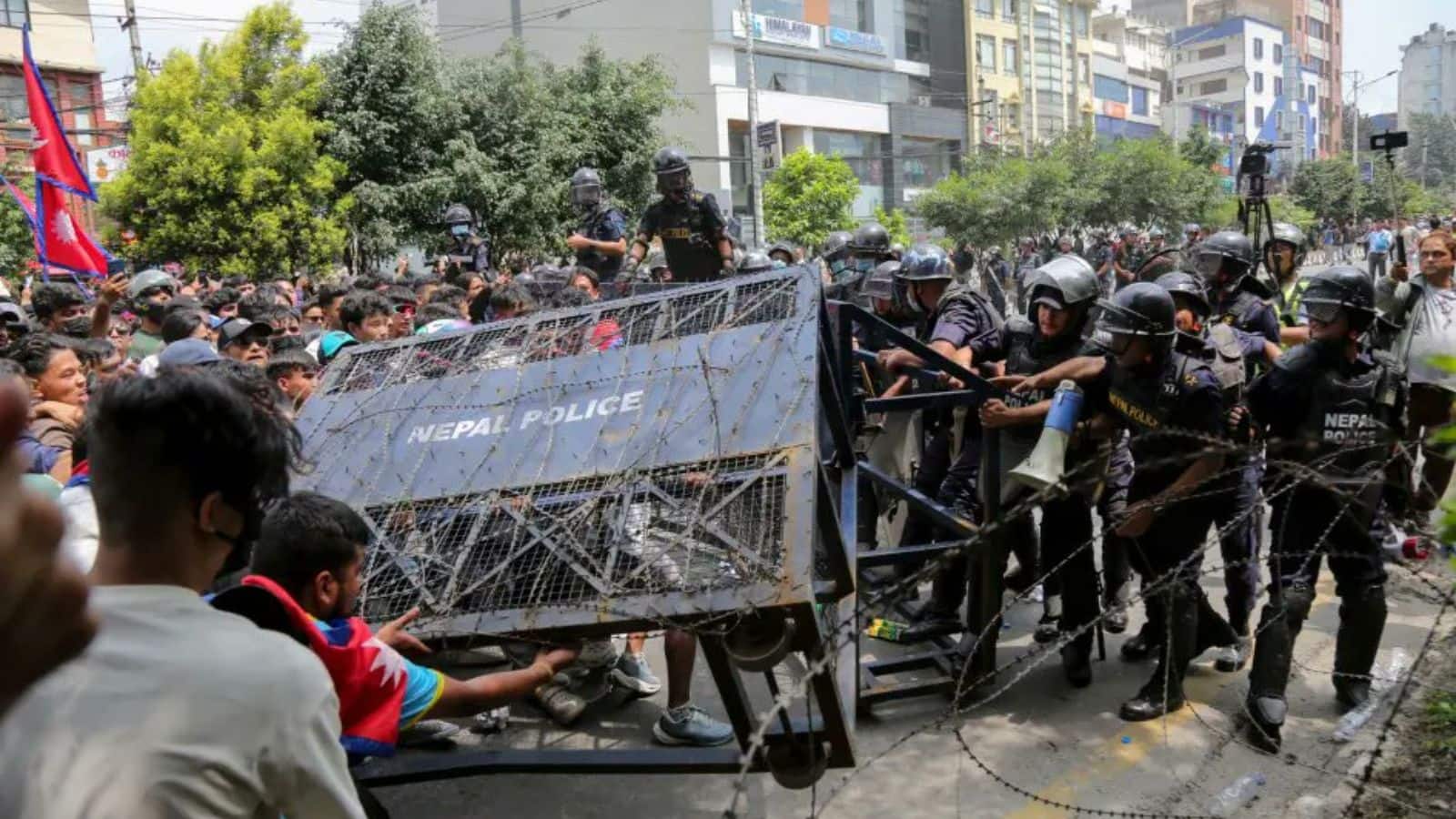 Nepal Gen-Z Protest: नेपाल में फिर भड़क उठा Gen-Z का हिंसक प्रदर्शन, बारा जिले में लगा कर्फ्यू Nepal Gen-Z Protest: नेपाल में फिर भड़क उठा Gen-Z का हिंसक प्रदर्शन, बारा जिले में लगा कर्फ्यू