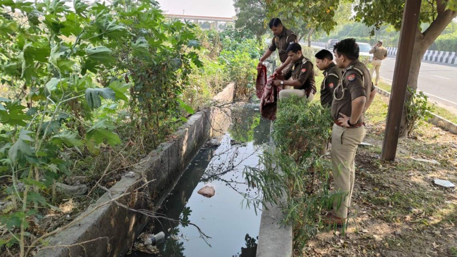 नोएडा के पॉश इलाके में नाले के अंदर मिला महिला शव, सिर और हाथ कटा हुआ नोएडा के पॉश इलाके में नाले के अंदर मिला महिला शव, सिर और हाथ कटा हुआ