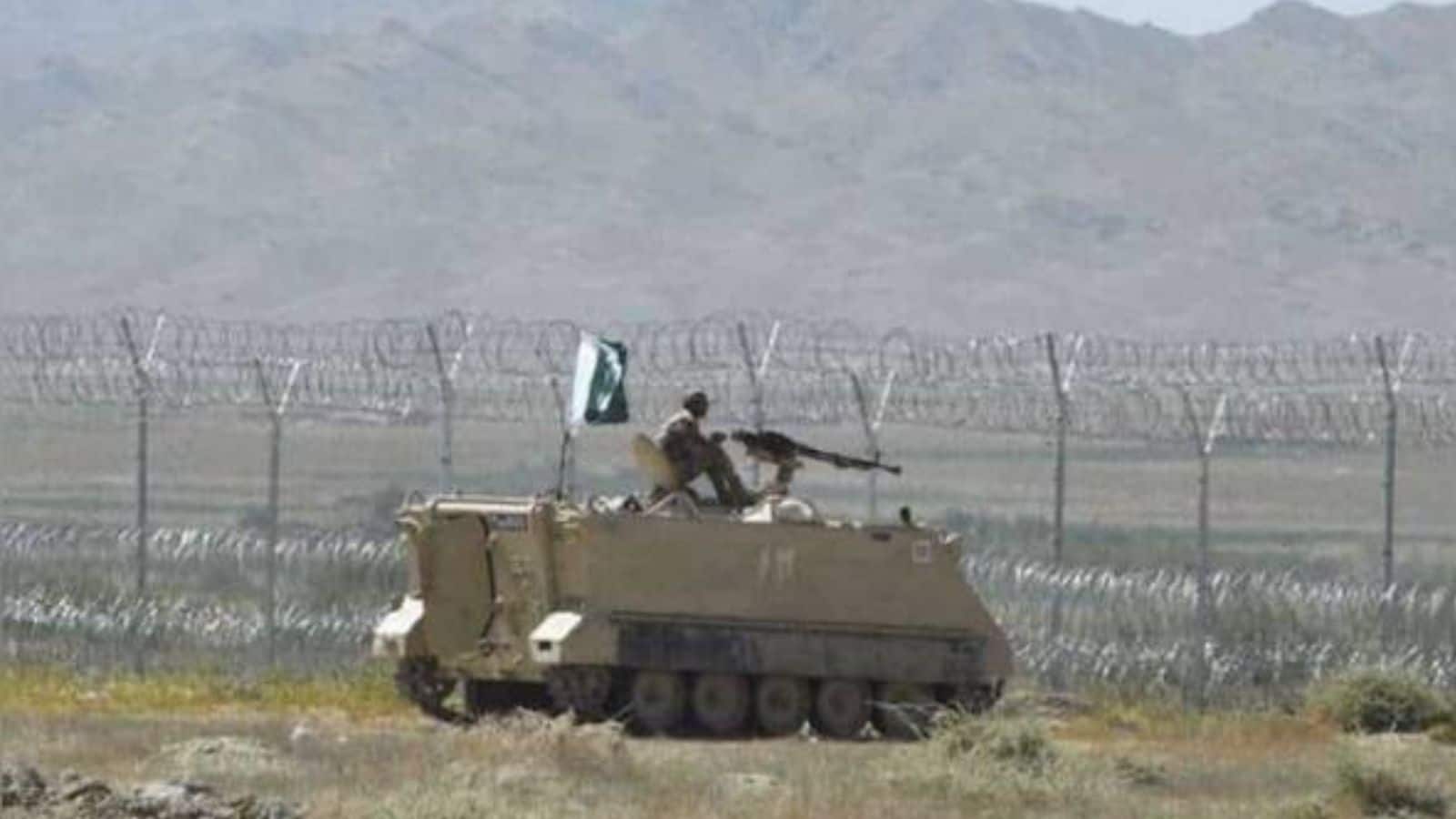 कभी भी छिड़ सकती है पाकिस्तान-अफगानिस्तान में जंग! दुरंड लाइन पर गहरा रहा तनाव, दोनों तरफ से भारी हथियार और सेना तैनात कभी भी छिड़ सकती है पाकिस्तान-अफगानिस्तान में जंग! दुरंड लाइन पर गहरा रहा तनाव, दोनों तरफ से भारी हथियार और सेना तैनात