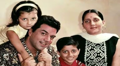 Dharmendra Death News: धर्मेंद्र ने दो शादी की थी। प्रकाश कौर ने धर्मेंद्र से 1954 में शादी की थी। उन्होंने 1960 में 'दिल भी तेरा हम भी तेरे' से एक्टिंग में डेब्यू करने से छह साल पहले प्रकाश से शादी की थी। धर्मेंद्र अपनी पहली शादी के समय सिर्फ 19 साल के थे। 
