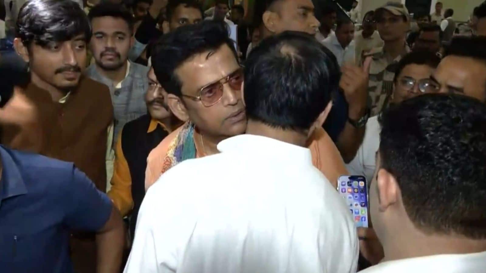 Bihar Chunav 2025: तेज प्रताप और रवि किशन फिर दिखे साथ, बोले - "महादेव के शंखनाद संगे होई"… सियासी अटकलें हुई तेज Bihar Chunav 2025: तेज प्रताप और रवि किशन फिर दिखे साथ, बोले - "महादेव के शंखनाद संगे होई"… सियासी अटकलें हुई तेज