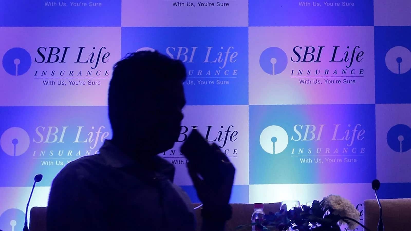 SBI Life । मौजूदा भाव: ₹2002.00 (-1.29%) भोपाल के सीजीएसटी ज्वाइंट कमिश्नर ने एसबीआई लाइफ इंश्योरेंस कंपनी को ₹68.77 करोड़ का डिमांड नोटिस भेजा तो इसके शेय़र आज इंट्रा-डे में 1.32% टूटकर ₹2001.50 पर आ गए।