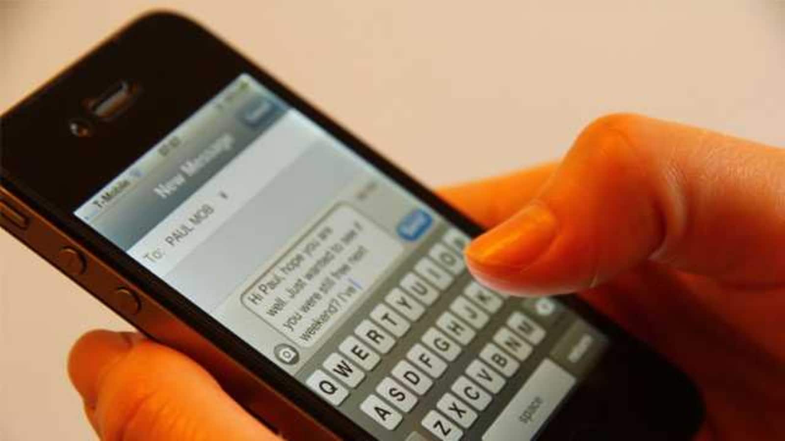 How SMS works: आपका मैसेज सेकंडों में कैसे पहुंचता है दूसरे फोन तक? जानिए इसके पीछे का पूरा प्रोसेस How SMS works: आपका मैसेज सेकंडों में कैसे पहुंचता है दूसरे फोन तक? जानिए इसके पीछे का पूरा प्रोसेस