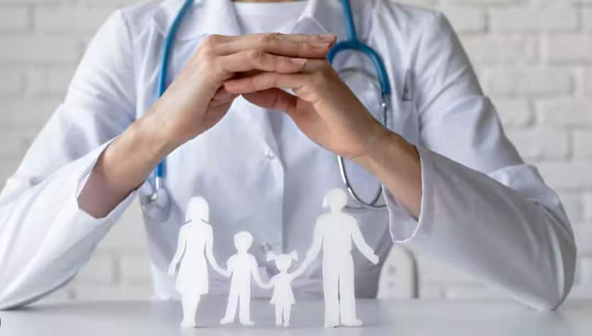 Health Insurance: उम्र के अनुसार कब लें हेल्थ इंश्योरेंस, 20s से 60 के बाद तक जानें कैसे चुनें सही प्लान?