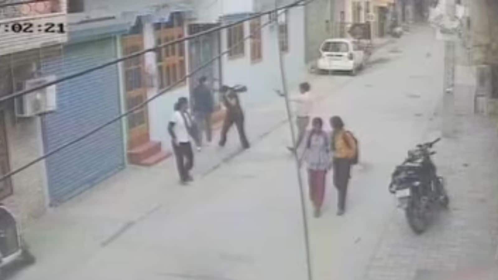 Video: बात करना बंद किया तो युवक ने 12वीं की छात्रा को दिनदहाड़े मारी गोली, फरीदाबाद में हुई दिल दहला देने वाली वारदात Video: बात करना बंद किया तो युवक ने 12वीं की छात्रा को दिनदहाड़े मारी गोली, फरीदाबाद में हुई दिल दहला देने वाली वारदात