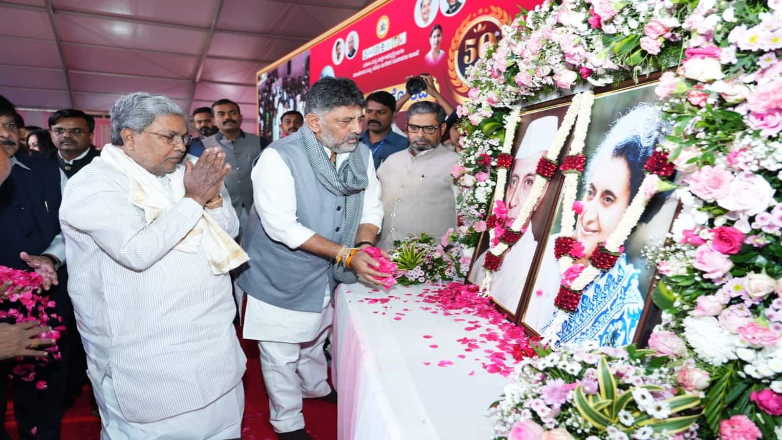 Karnataka CM Crisis: सत्ता संघर्ष के बीच साथ दिखे सिद्धारमैया और डीके शिवकुमार, सीएम को लेकर क्यों असमंजस में है कांग्रेस लीडरशिप? Karnataka CM Crisis: सत्ता संघर्ष के बीच साथ दिखे सिद्धारमैया और डीके शिवकुमार, सीएम को लेकर क्यों असमंजस में है कांग्रेस लीडरशिप?