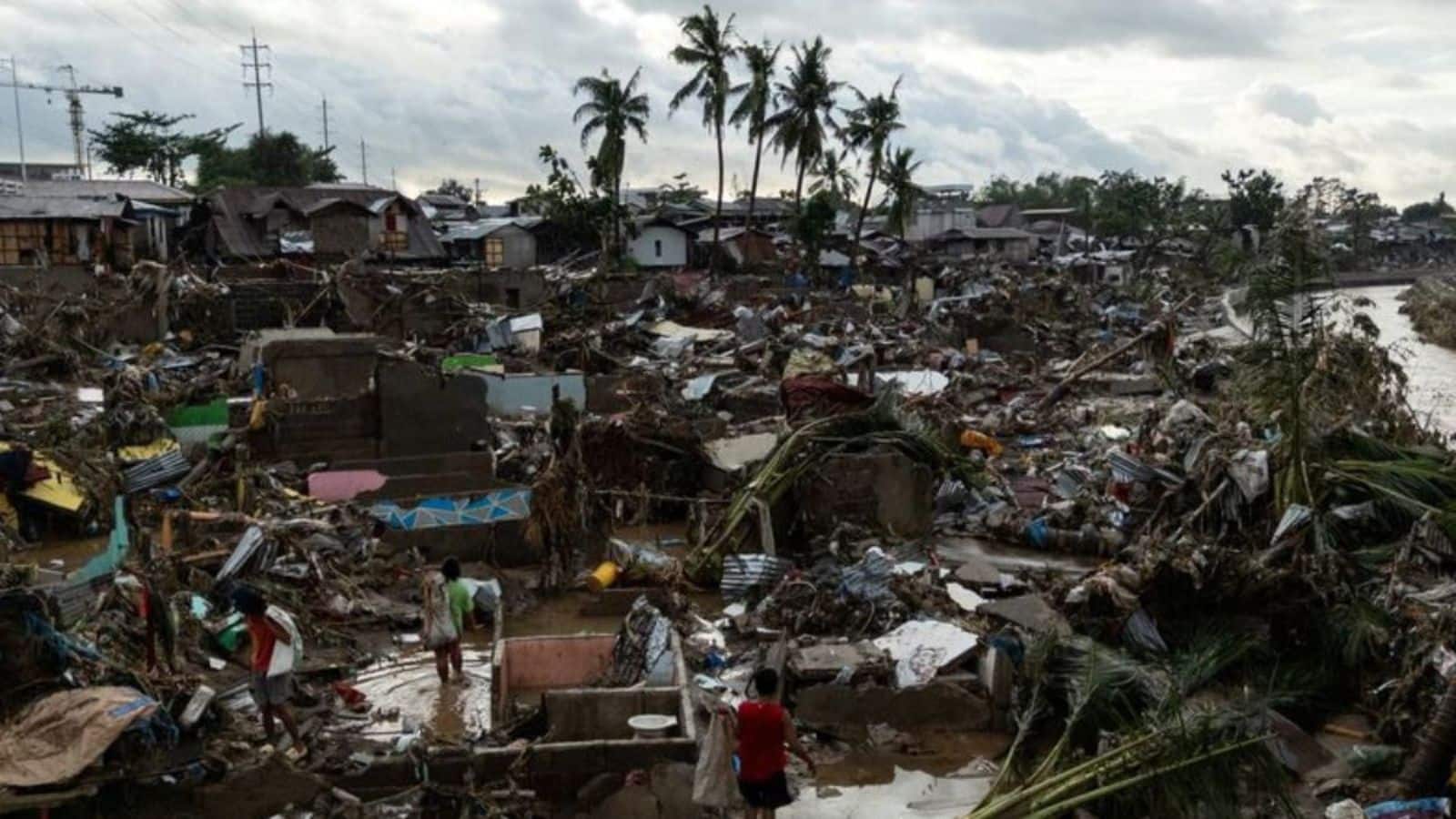 Typhoon Kalmaegi: फिलीपींस में तूफान कालमेगी ने मचाई तबाही, 241 मौतें दर्ज Typhoon Kalmaegi: फिलीपींस में तूफान कालमेगी ने मचाई तबाही, 241 मौतें दर्ज