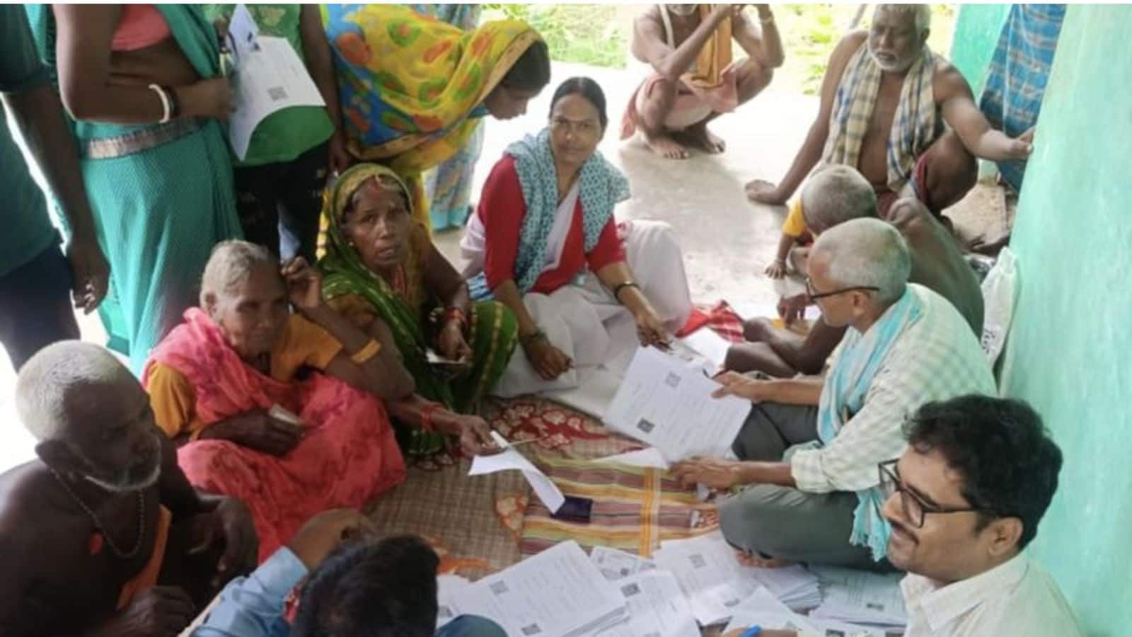 West Bengal: आग से तबाह हुईं झुग्गी बस्तियां, लोगों को सता रहा SIR का डर, राख हो चुके हैं पहचान पत्र West Bengal: आग से तबाह हुईं झुग्गी बस्तियां, लोगों को सता रहा SIR का डर, राख हो चुके हैं पहचान पत्र