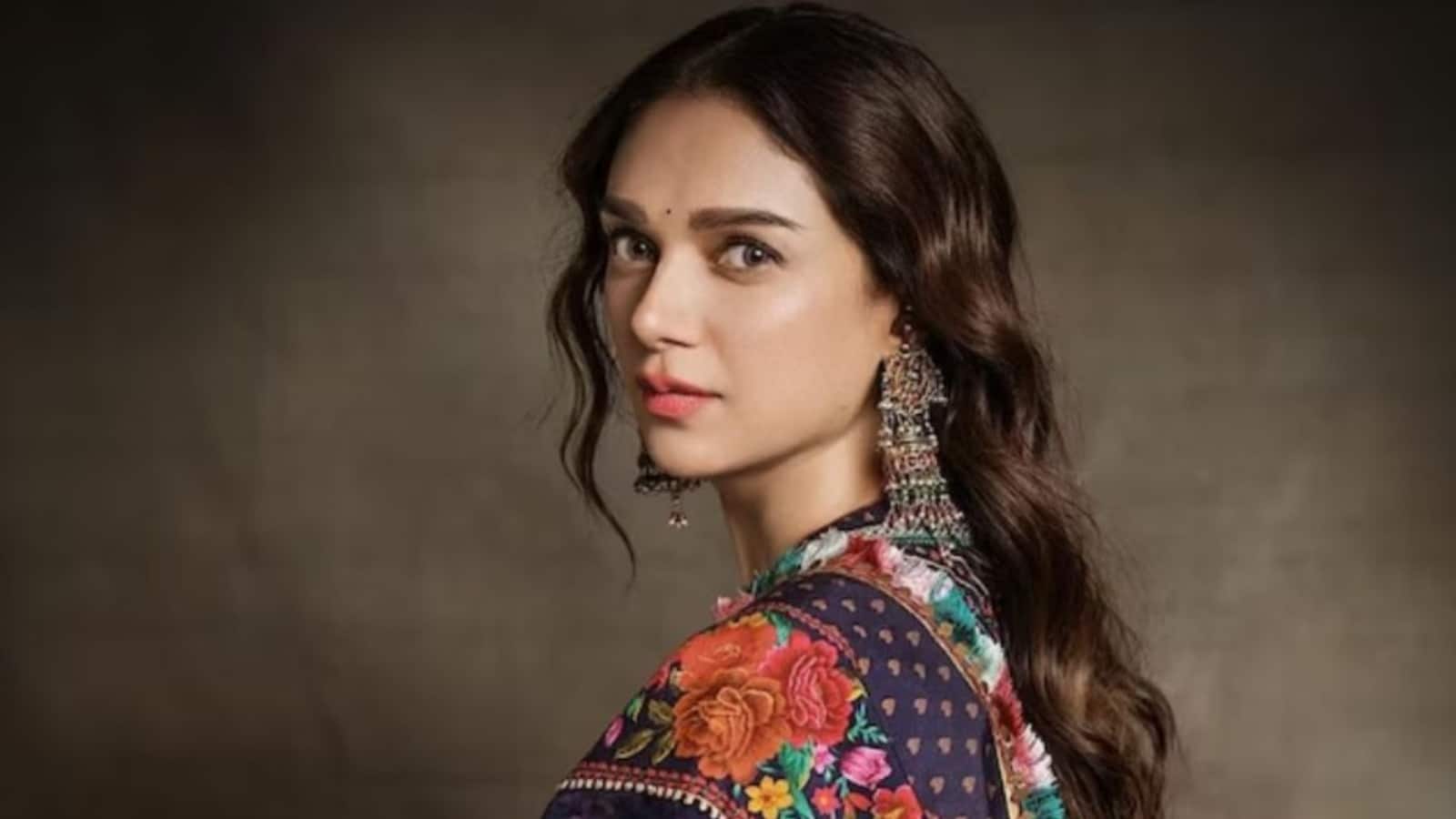 Aditi Rao Hydari: अदिति राव हैदरी की व्हाट्सएप प्रोफाइल का हो रहा यूज, एक्ट्रेस ने लोगों को किया वॉर्न Aditi Rao Hydari: अदिति राव हैदरी की व्हाट्सएप प्रोफाइल का हो रहा यूज, एक्ट्रेस ने लोगों को किया वॉर्न