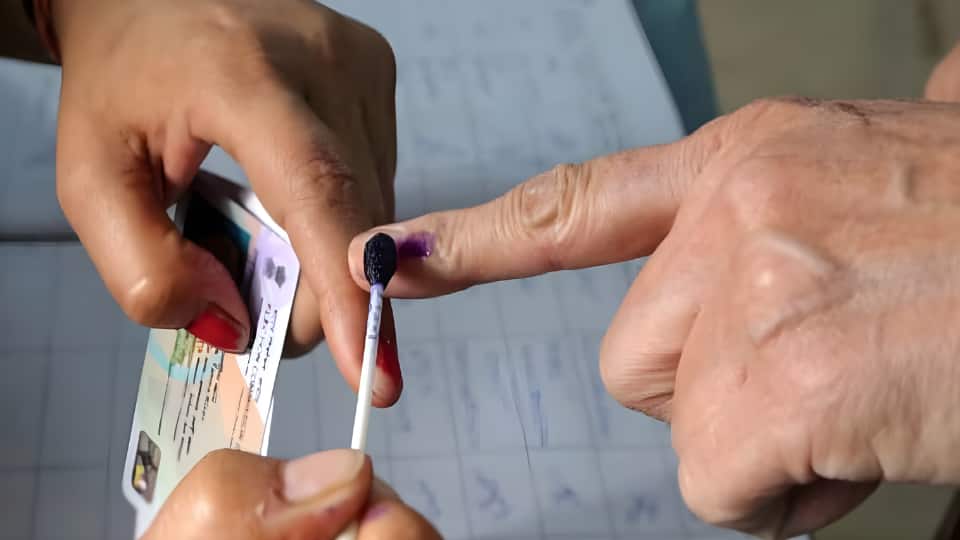 बिहार चुनाव के पहले चरण में किसका पलड़ा भारी, किस ओर बह रही है सियासी हवा? बिहार चुनाव के पहले चरण में किसका पलड़ा भारी, किस ओर बह रही है सियासी हवा?