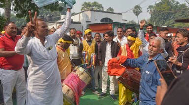  
पटना स्थित बीजेपी कार्यालय को झंडों, पोस्टरों और लाइट्स से सजाया गया। कार्यकर्ताओं ने ढोल-नगाड़ों के साथ जीत का जश्न मनाया।
